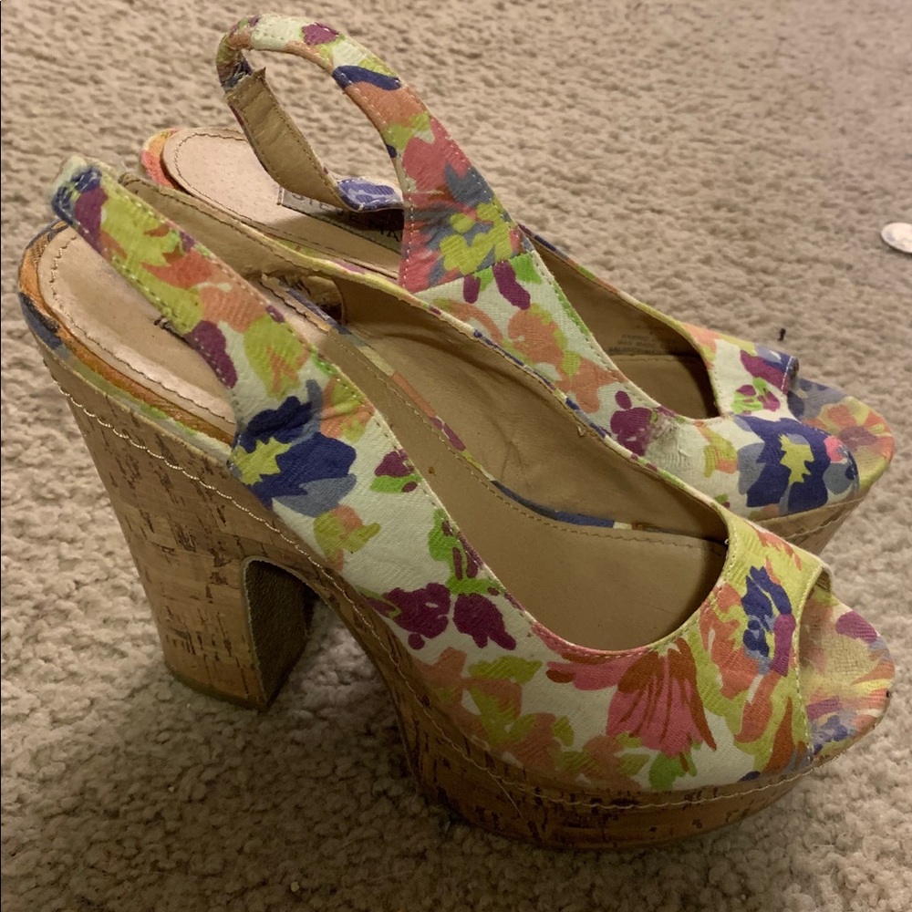Cute Multi-Colored Floral Steve Madden Heels 👠